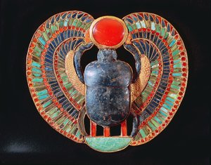 Rintaskarabeus, Tutankhamonin haudasta Theban Kuninkaiden laaksossa, n. 1361-52 eKr., Uusi kuningaskunta (kulta, lapis lazuli, meripihka ym.)